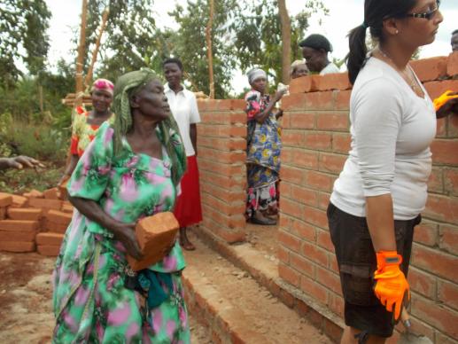De bouw van de huizen voor de Grannies / project PEFO Uganda 2015